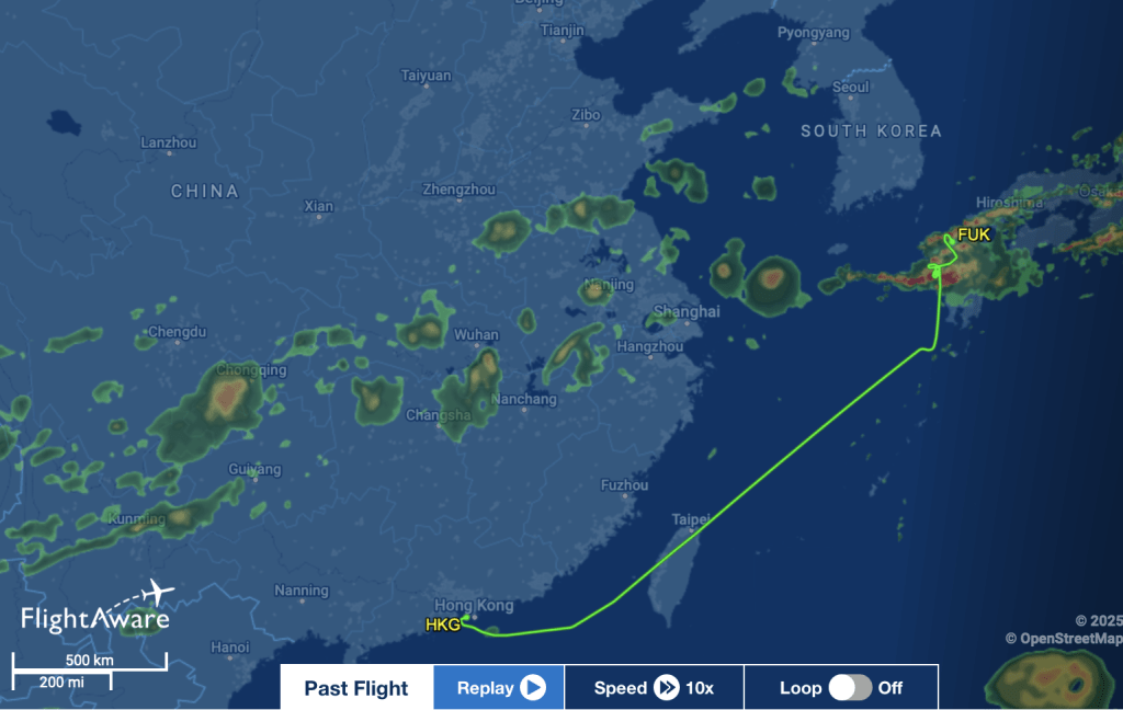 Flight Aware網站顯示，香港快運往福岡航班，在長崎上空曾作盤施。