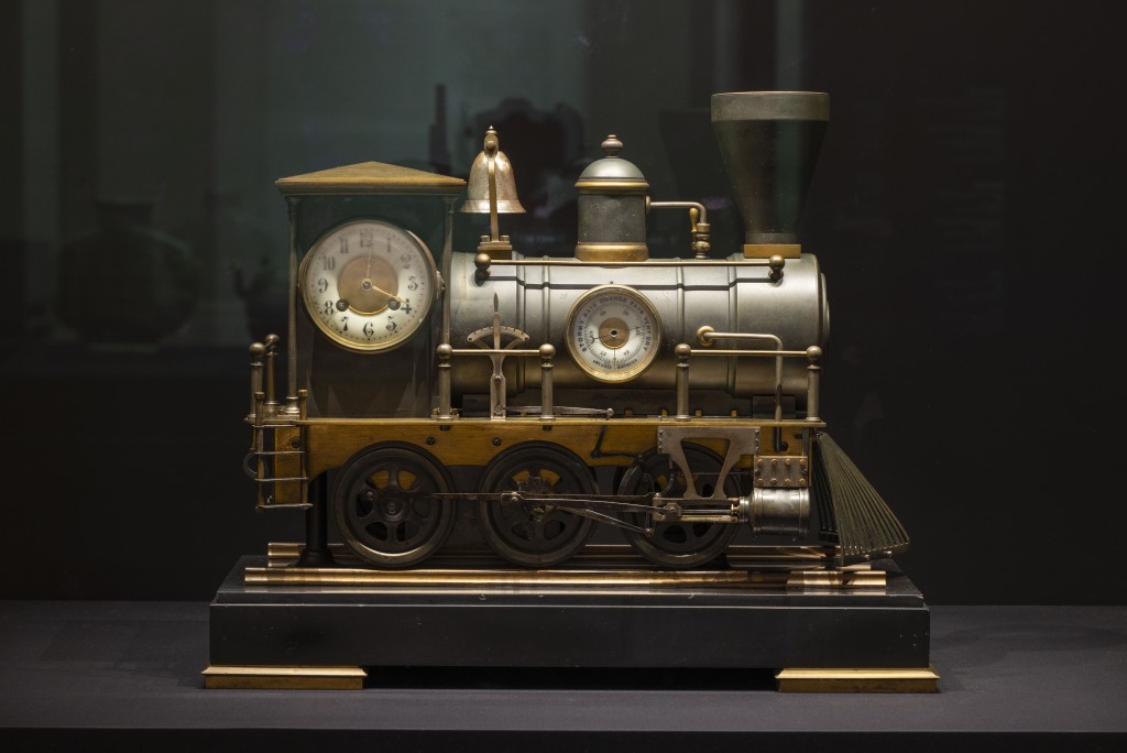 香港故宫文化博物馆「乐藏与共」展览：吴镇科捐赠法国火车头式钟（约1900年） 
