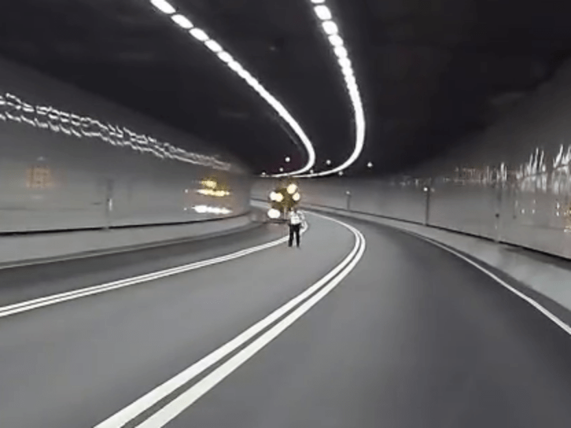 人員於隧道內追上狗狗。FB：RaD RaD@車cam L（香港群組）