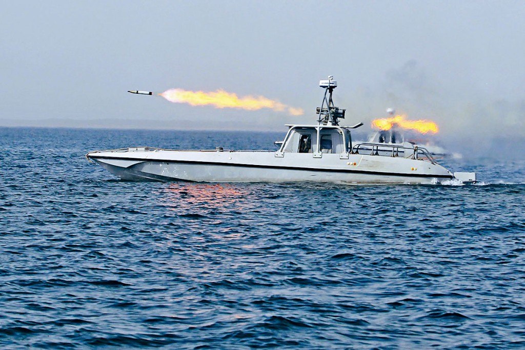 伊朗海軍二〇一一年演習時，在霍爾木茲海峽附近的船上發射火箭。