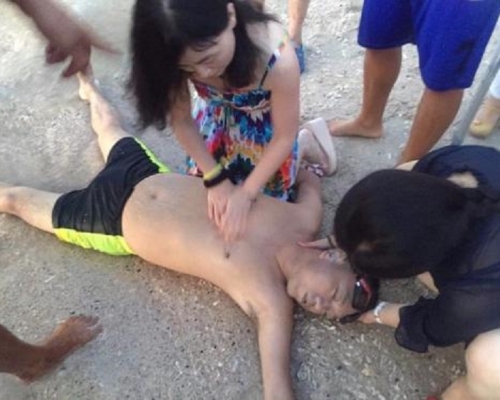 杭州市中醫院婦產科醫師沈醒杭跪在地上搶救男子半小時。網上圖片