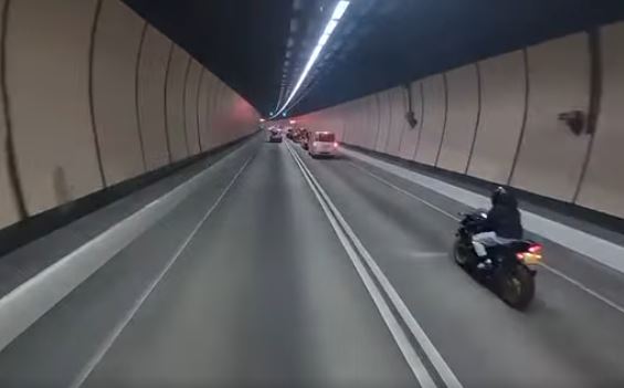 轻型货车及电自行车依次在管道内沿快线行驶。fb马路的事 (即时交通资讯台)影片截图