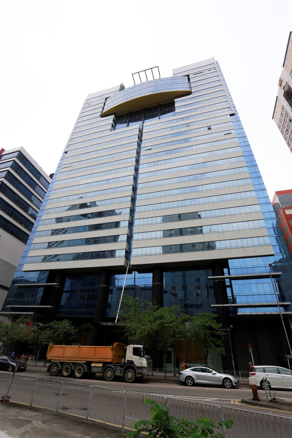 沙田新都广场18楼全层商厦，由港专以9500万承接。