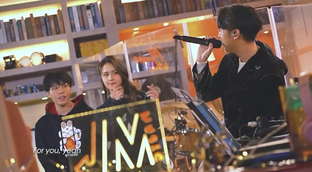 莊子璇未卸任已成《J Music》主持，但因她非歌手出身而受質疑。
