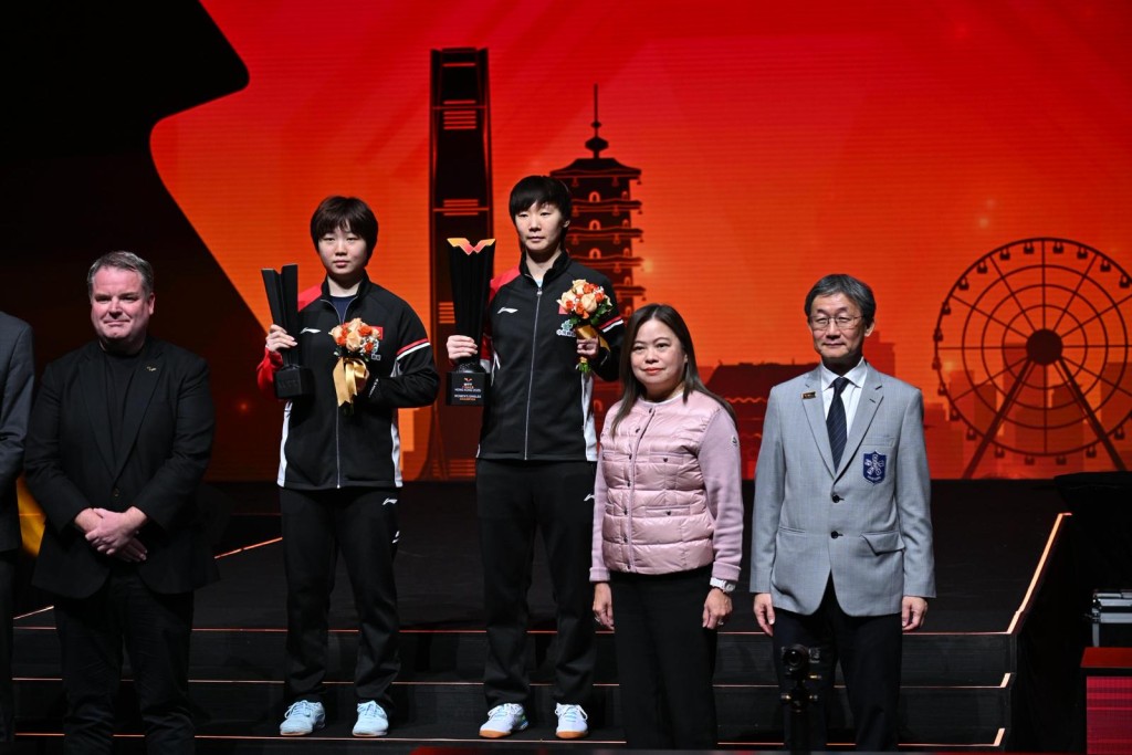 文體旅局長羅淑佩(右二)任女單頒獎嘉賓。蘇正謙攝 文體旅局長羅淑佩(右二)任女單頒獎嘉賓。蘇正謙攝