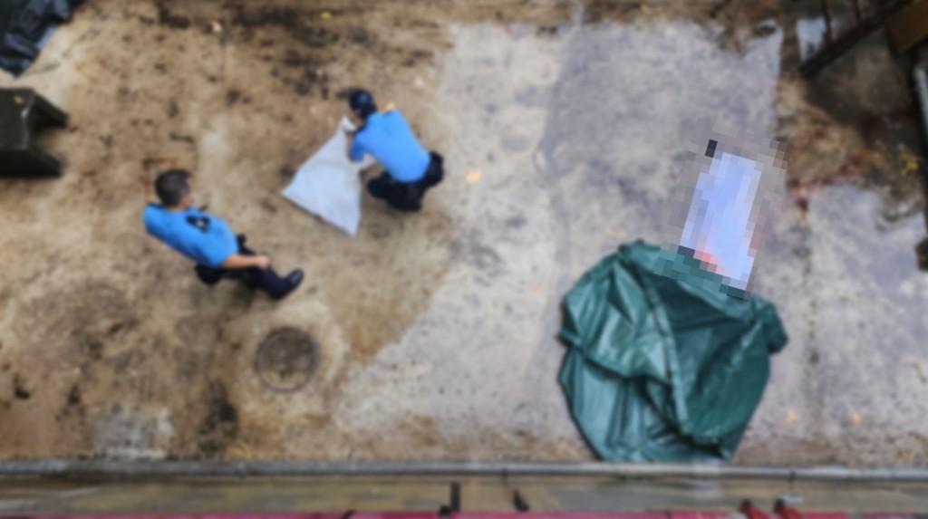 警员用绿色帐篷遮盖遗体，以待仵工到场。