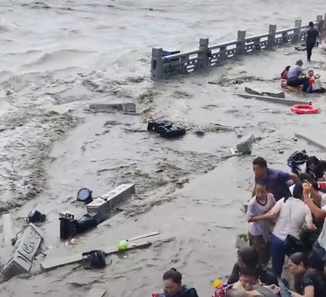 錢塘江大潮沖毀護欄致兩遊客受傷。