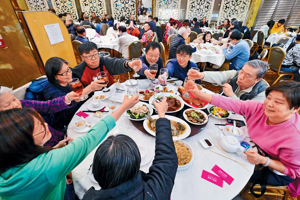今年冬至在寒風中渡過，有家族照傳統在酒樓吃團圓飯。