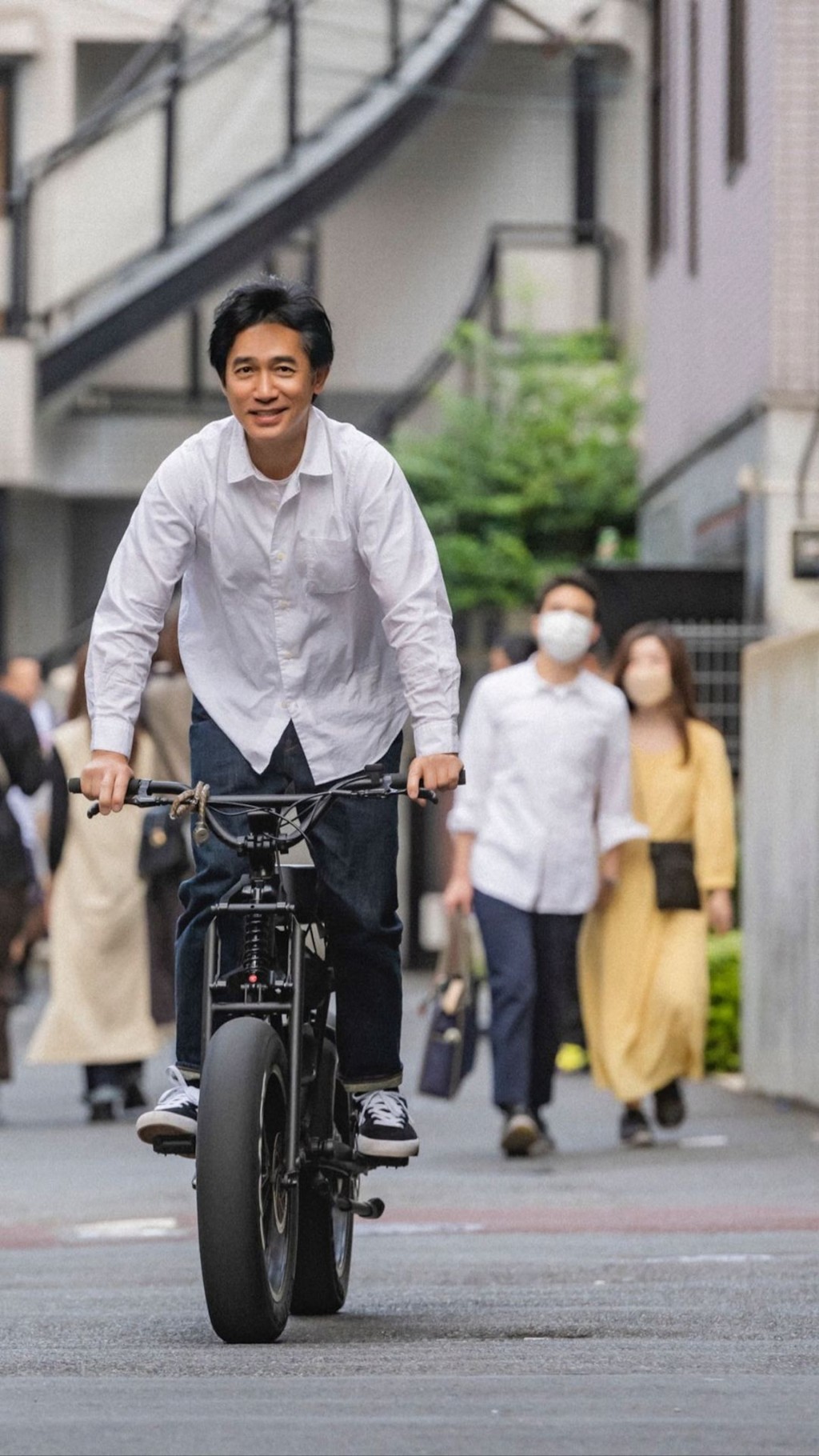 劉嘉玲還貼出梁朝偉踩電動單車相，勁似日本青春電影劇照！