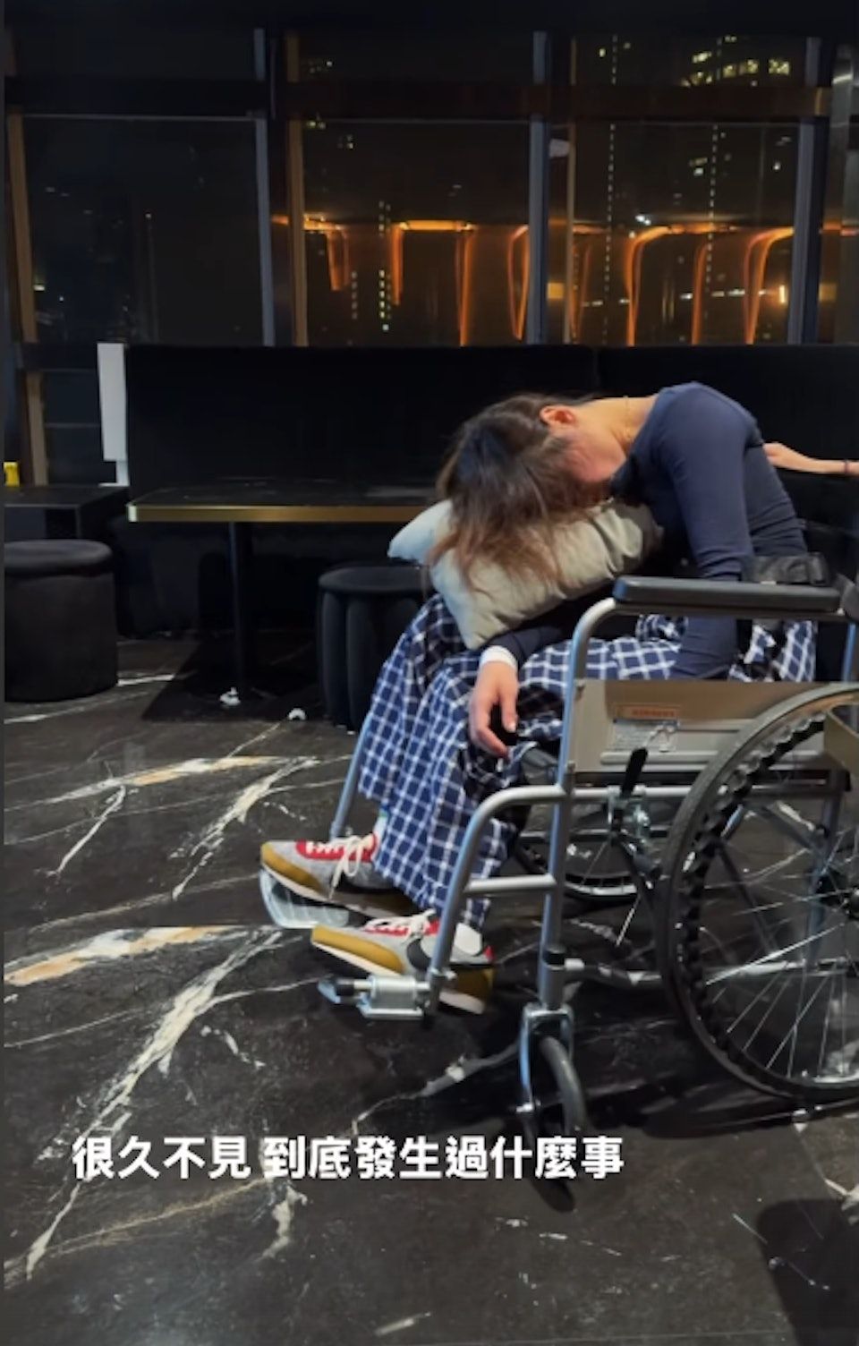 盧頌之醉到不醒人事。 盧頌之醉到不醒人事。