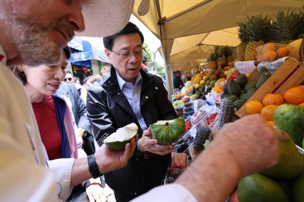 李家超到訪當地市集，品嚐地道美食、了解當地食品。（李家超fb圖片）