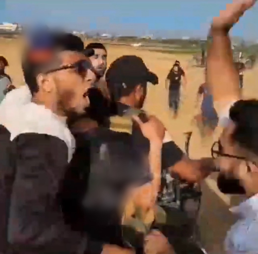 人质在被带回加沙路上被途人拍打。