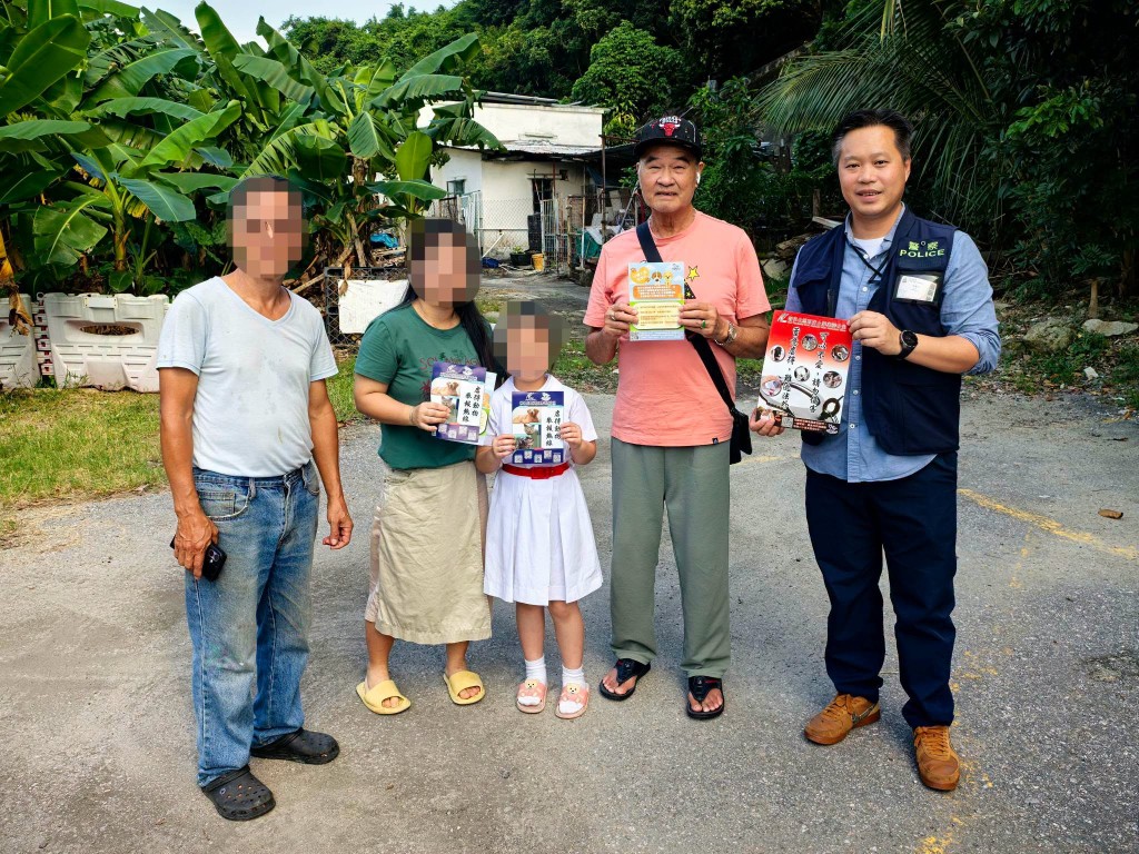 警方聯同地區人士向村民宣傳防止殘酷對待動物。FB:屯門警區 警方聯同地區人士向村民宣傳防止殘酷對待動物。FB:屯門警區
