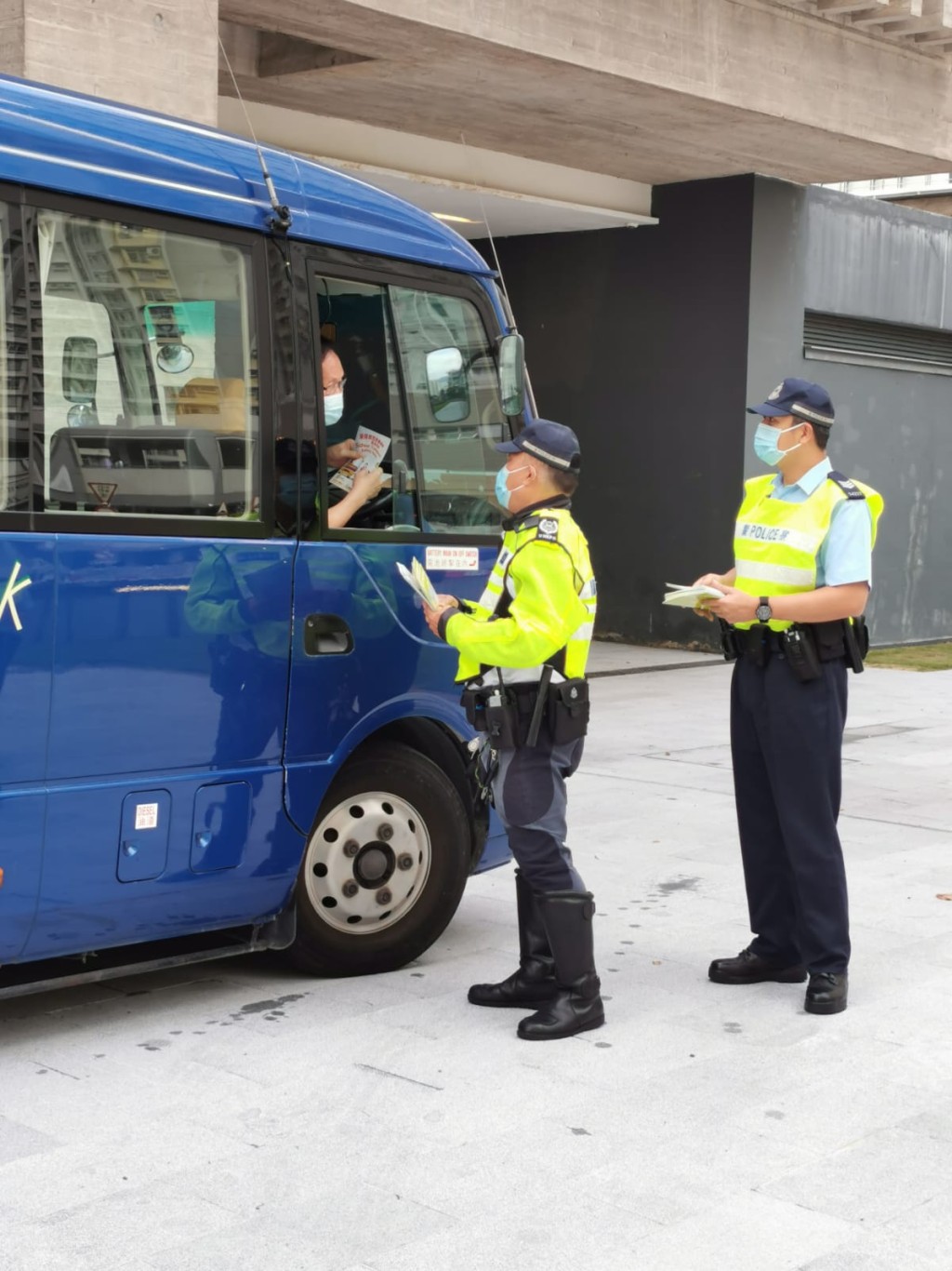 警員向學生及司機派發宣傳單張。圖:警方提供