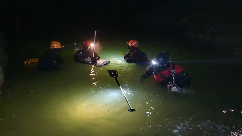 洞穴救援專家正於斯洛文尼亞「克里茲納洞穴」，拯救5名受困遊客。Facebook