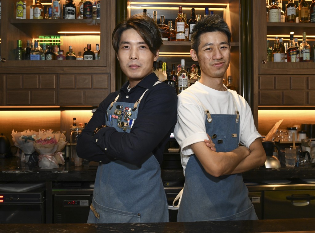 本地得奖调酒师Paul与国际咖啡品质鉴定师Jeffrey合作,带来截然不同的咖啡及鸡尾酒体验。 本地得奖调酒师Paul与国际咖啡品质鉴定师Jeffrey合作,带来截然不同的咖啡及鸡尾酒体验。