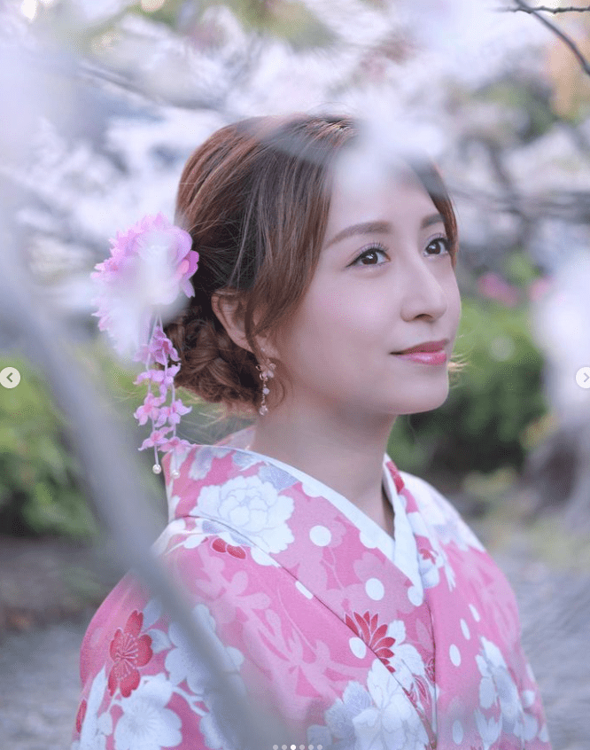龔嘉欣穿上日本和服，在櫻花樹下拍照。