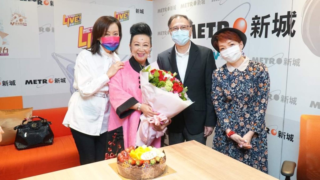 新城高層宋文禧、馮靜婷及程凱欣送贈生日蛋糕及鮮花，祝她生日快樂，身體健康。
