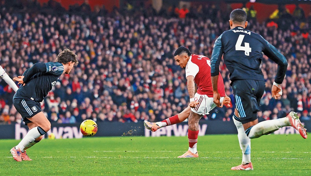 加比爾捷西斯(紅衫)射入第4球。