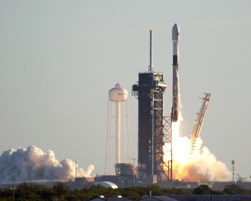 SpaceX搭載143枚衛星火箭成功發射升空。AP圖片