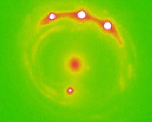 在微重力透鏡影像中的RX J1131-1231類星體。(網圖）