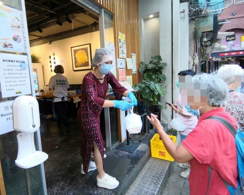 婆婆腰背彎僂,但仍堅強生活。銀杏館FB
