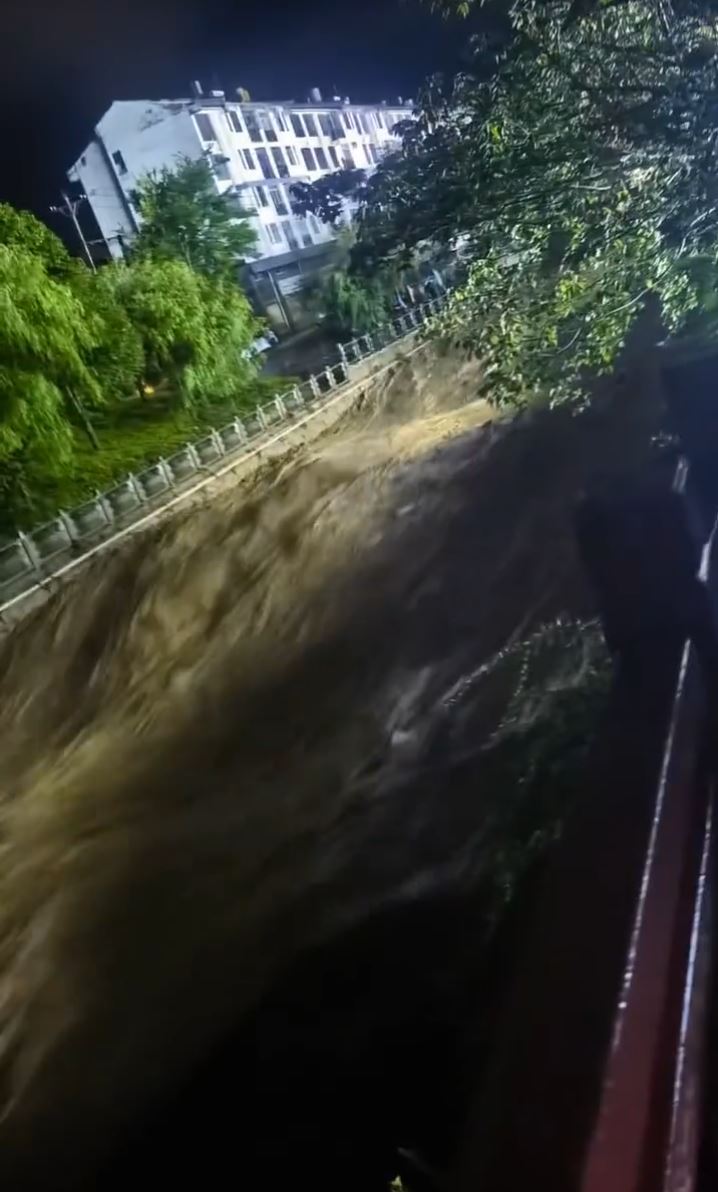 雲南鳳慶暴雨誘發泥石流致2死4人失蹤。小紅書@魯史古鎮土特產