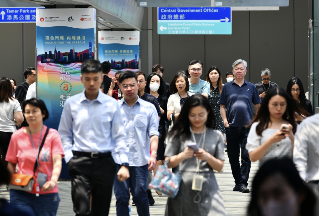 截至今年6月底，公務員人手空缺約10%。