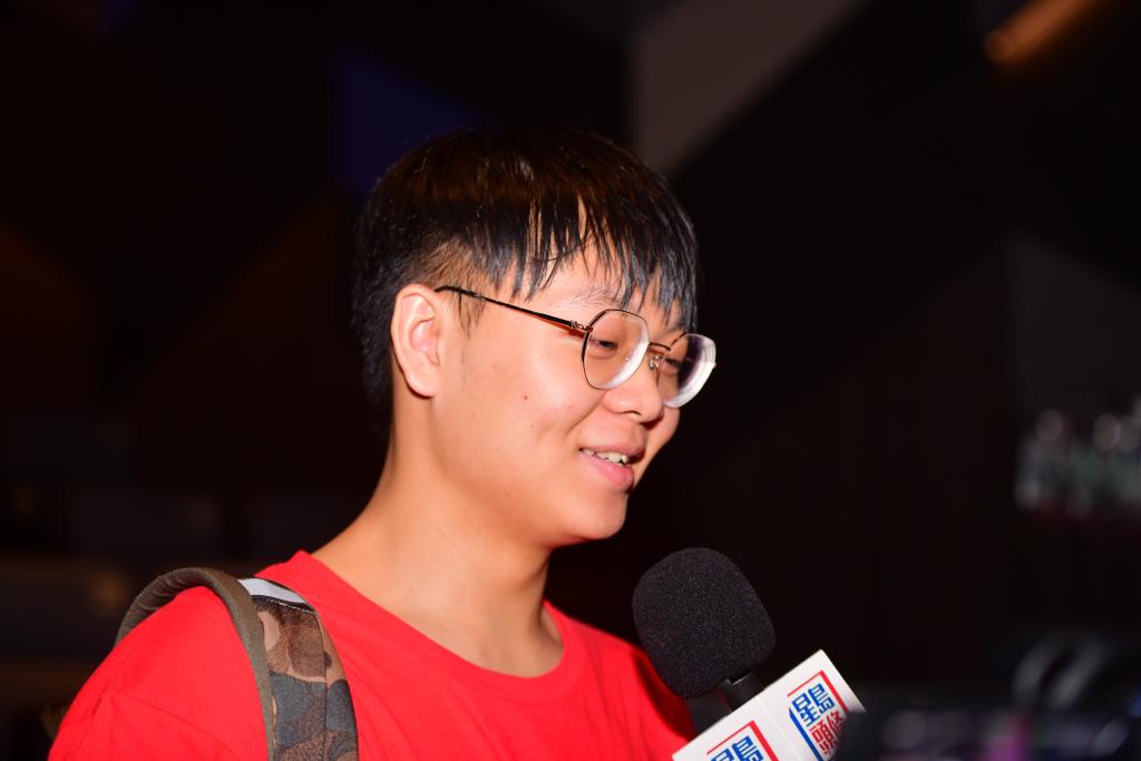大學生李同學對香港落敗0:4有點意想不到，但認為港隊表現佳，賽事令他感到香港足球有希望。歐樂年攝