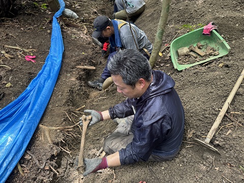義工挖溝尋找遺骸。 空援隊