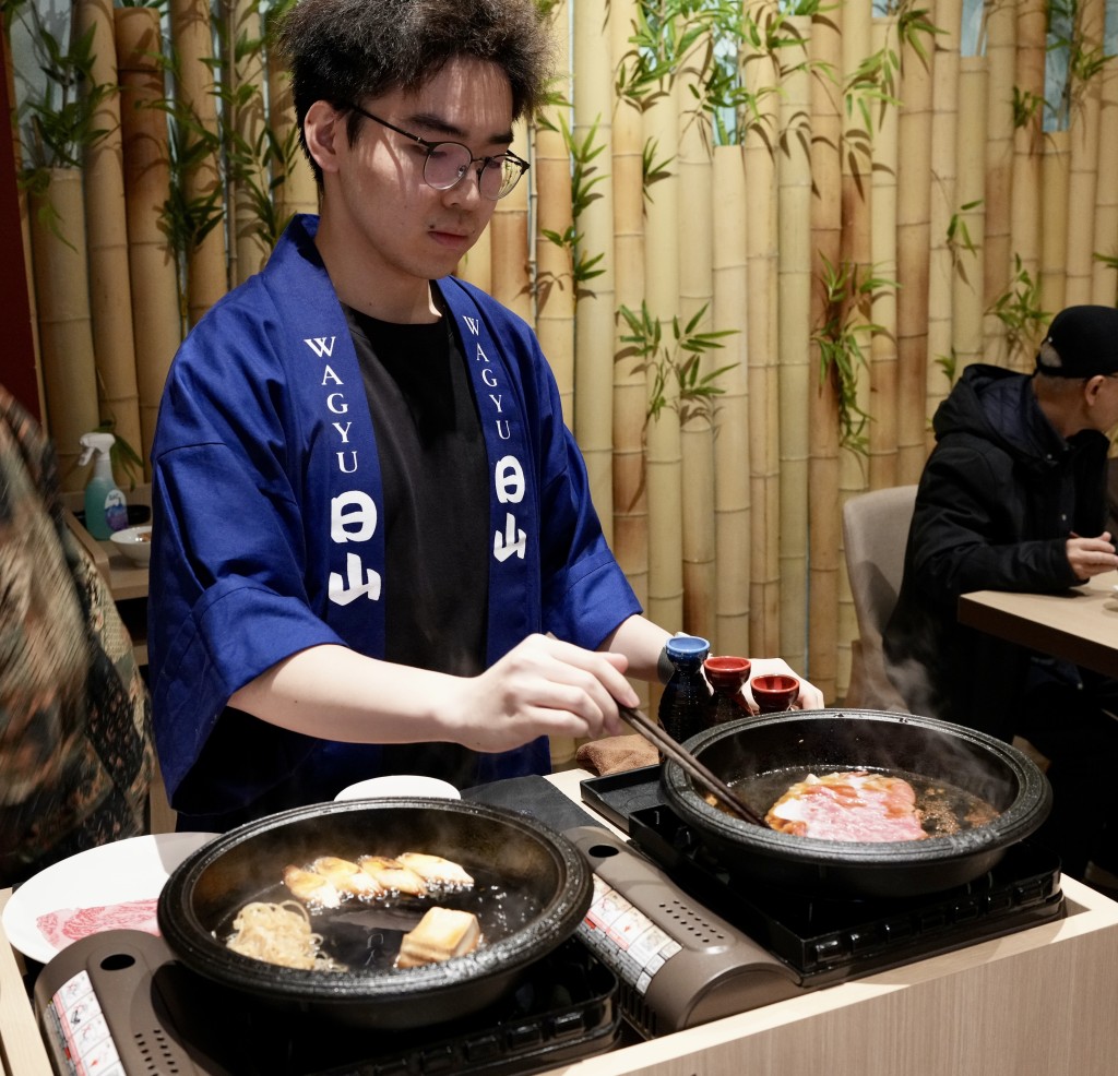 師傅在客人面前炮 製壽喜燒，溫度和時間都要控制得宜。（圖片來源：《親子王》）