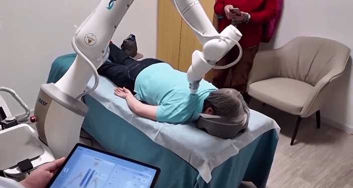 老人中心内应用机械人进行中医养生。