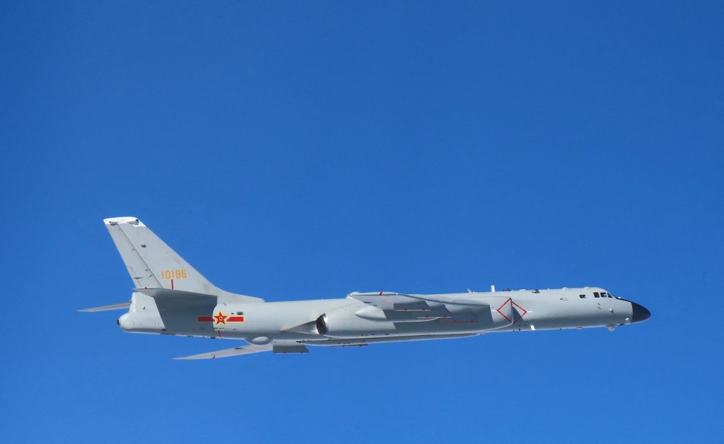 中方出动轰-6K轰炸机。路透社