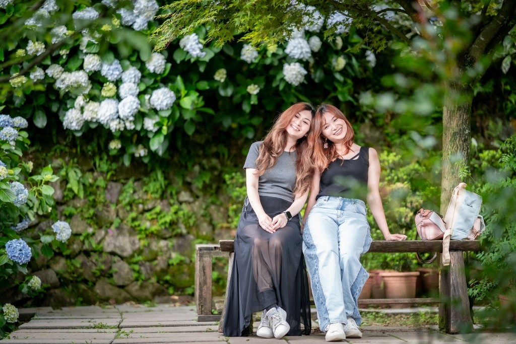 跟Miss JoJo傾談，除了一對兒女，提得最多是她口中的神隊友妹妹，不論工作或生活都是最佳拍檔，坦言「生命中無咗佢唔得」。（圖片來源：受訪者提供）