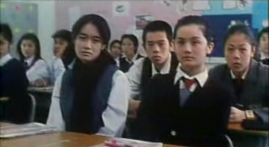 蔡卓妍（右）在电影《自从他来了》中饰演学生之一。