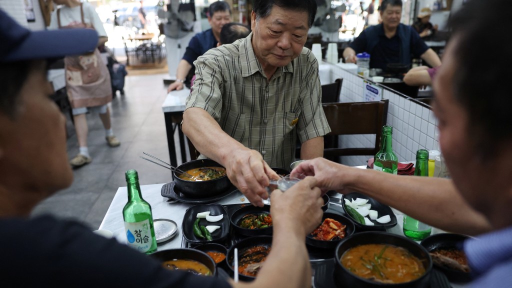食客乾杯大啖狗肉。 路透社 食客乾杯大啖狗肉。 路透社
