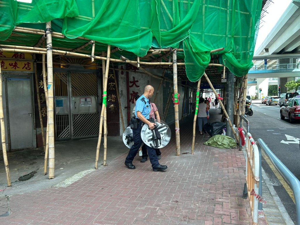警員持盾牌到場調查。曾志恒攝