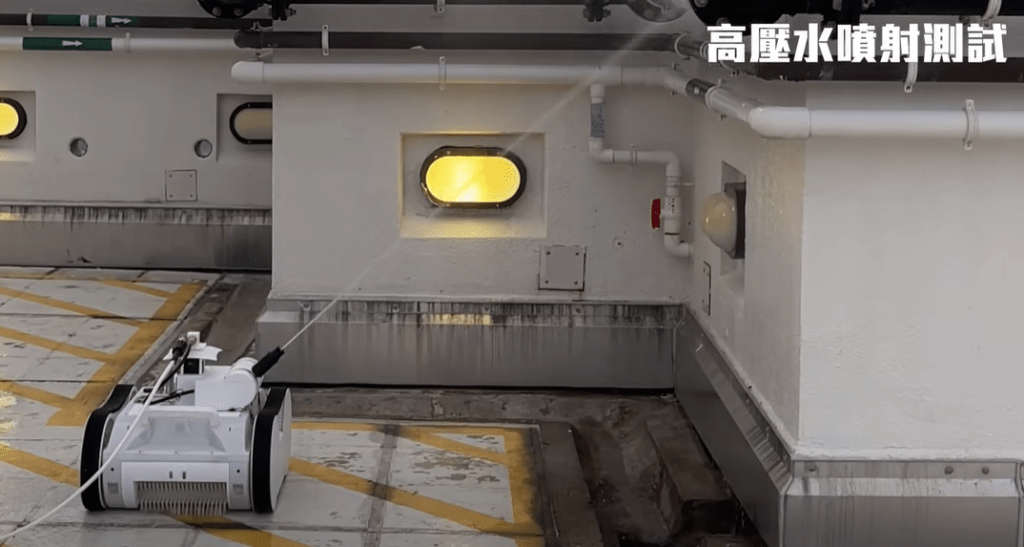由HKCRC研發的洗水缸機械人亦已於去年底正式面世。何永賢fb影片截圖 由HKCRC研發的洗水缸機械人亦已於去年底正式面世。何永賢fb影片截圖