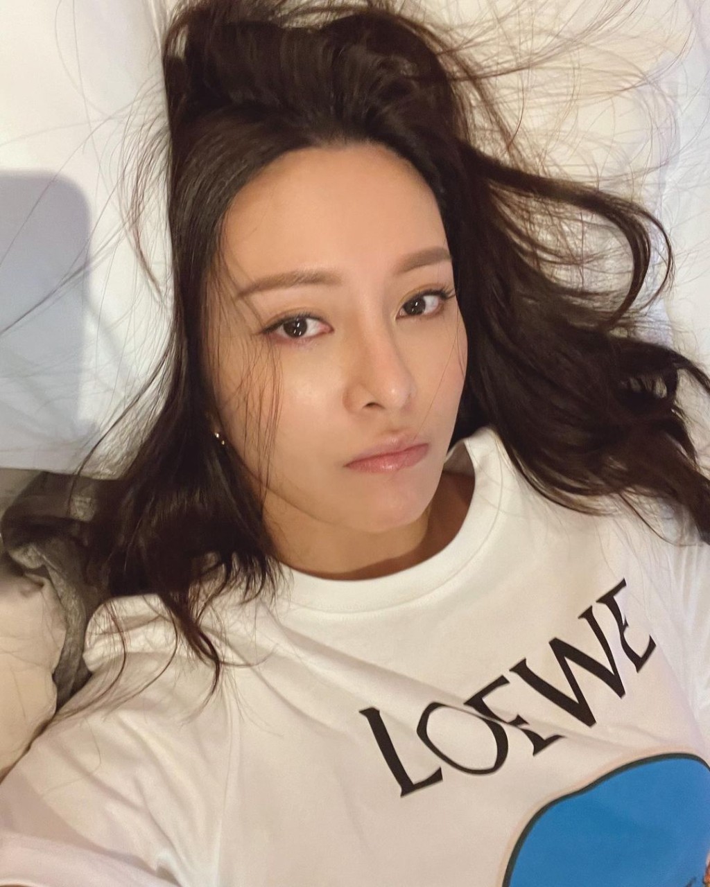 張曦雯分享床上自拍照。