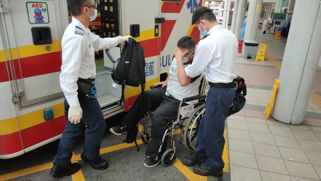 受伤男护士由救护车送往玛嘉烈医院治理。