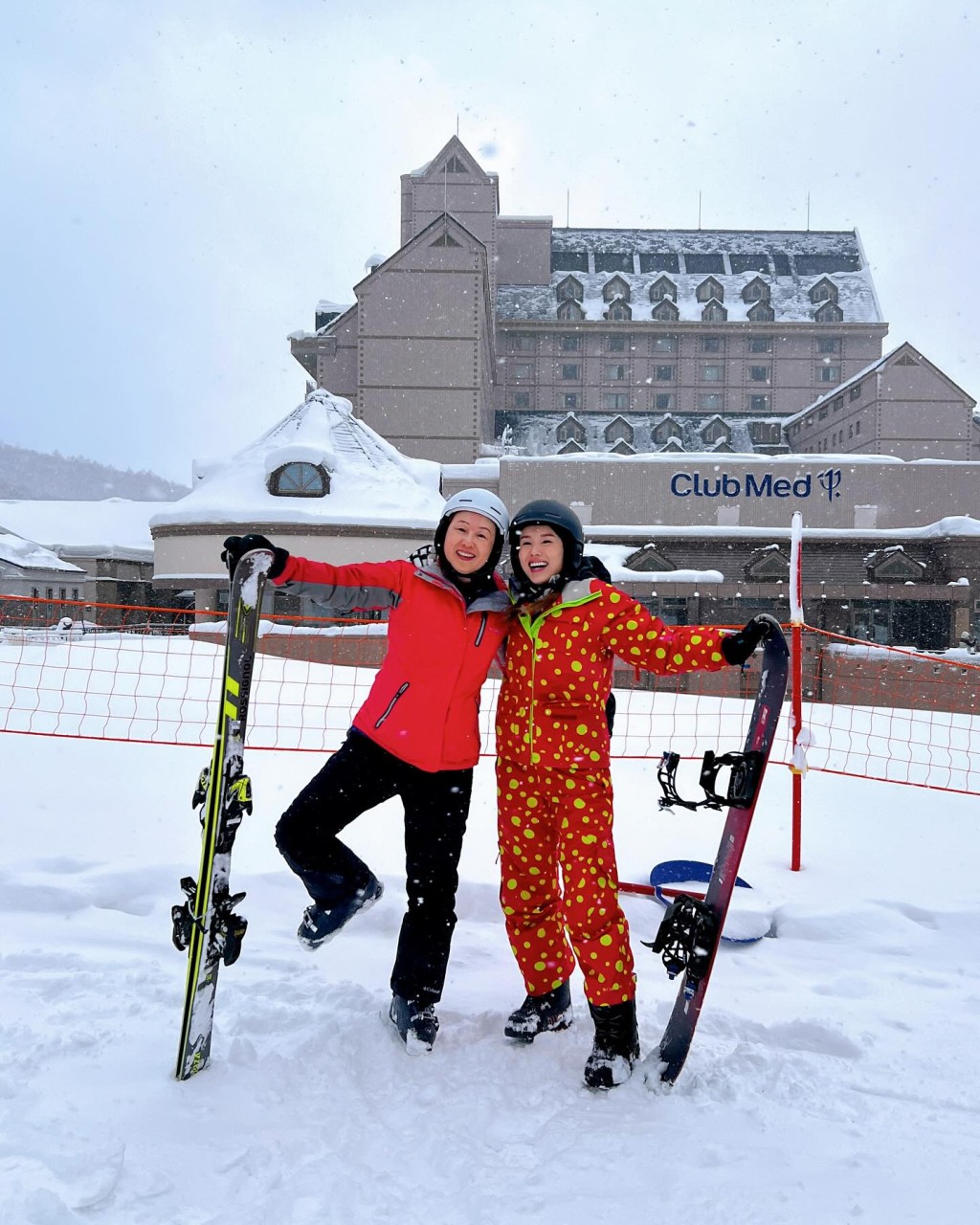 杨洛婷与母亲（左）兴奋滑雪。
