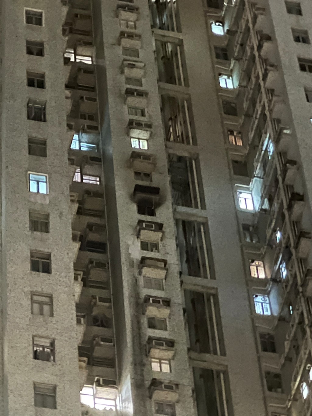 單位外牆熏黑。 單位外牆熏黑。
