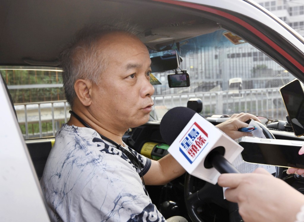 71歲、已駕駛的士41年的李先生指,網約車合法化後,的士業「遲早執笠」。 71歲、已駕駛的士41年的李先生指,網約車合法化後,的士業「遲早執笠」。
