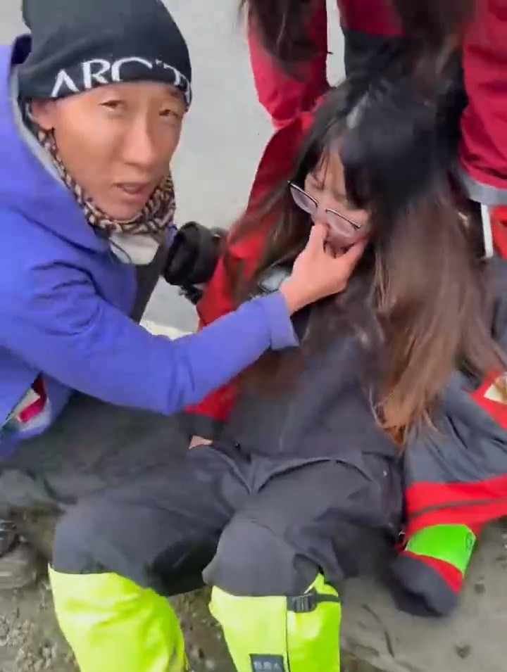 高山反应女子获按人中救醒   挥拳殴向导：痛吗？