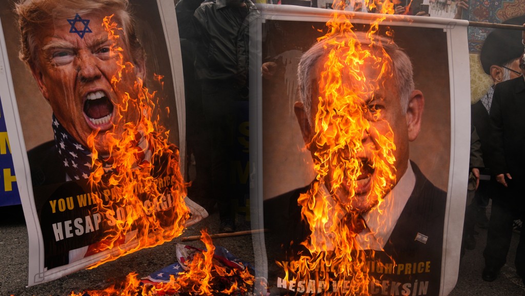 伊斯坦布爾民眾在以色列大使館外抗議，焚燒特朗普及內塔尼亞胡肖像。 美聯社