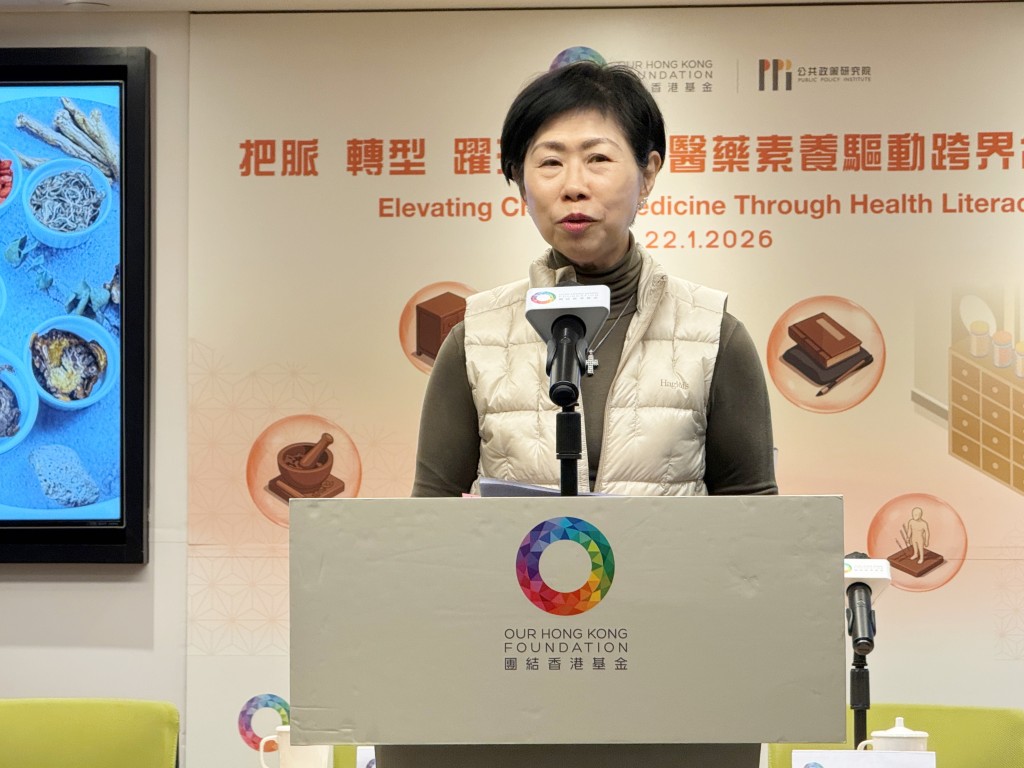 李正儀建議從政策評估、服務供應、人才培訓，以及教育推廣等方面，加深市民和醫護專業人員對中醫藥的認識。曹露尹攝