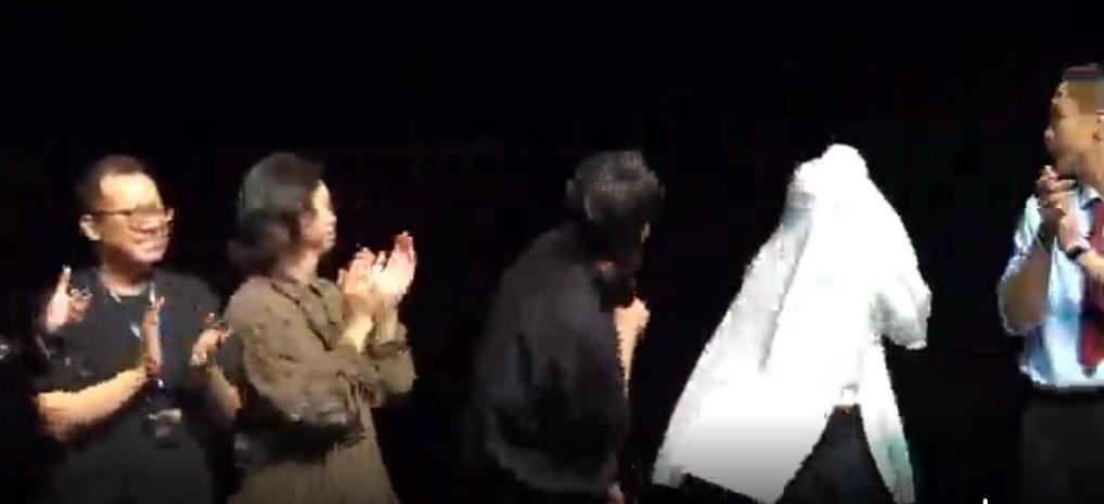 談善言受誇獎勁害羞。