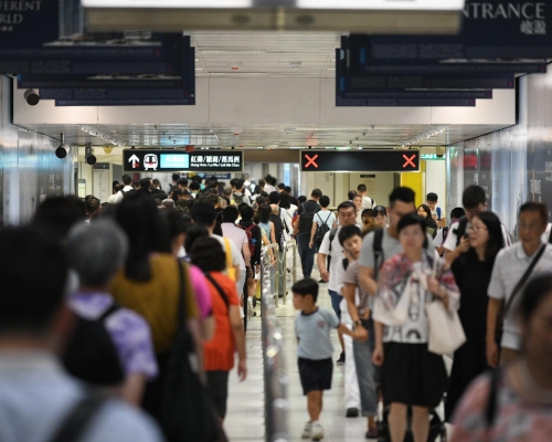 運輸署預計，個別港鐵車站，候車人數較多、時間亦較長。