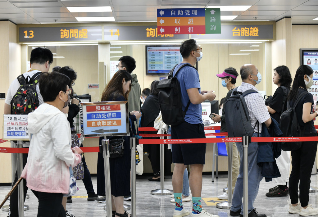 据局方了解，香港中旅正积极研究延长其馀3 个证件服务中心的服务时间，以及增设临时证件换发服务中心。资料图片