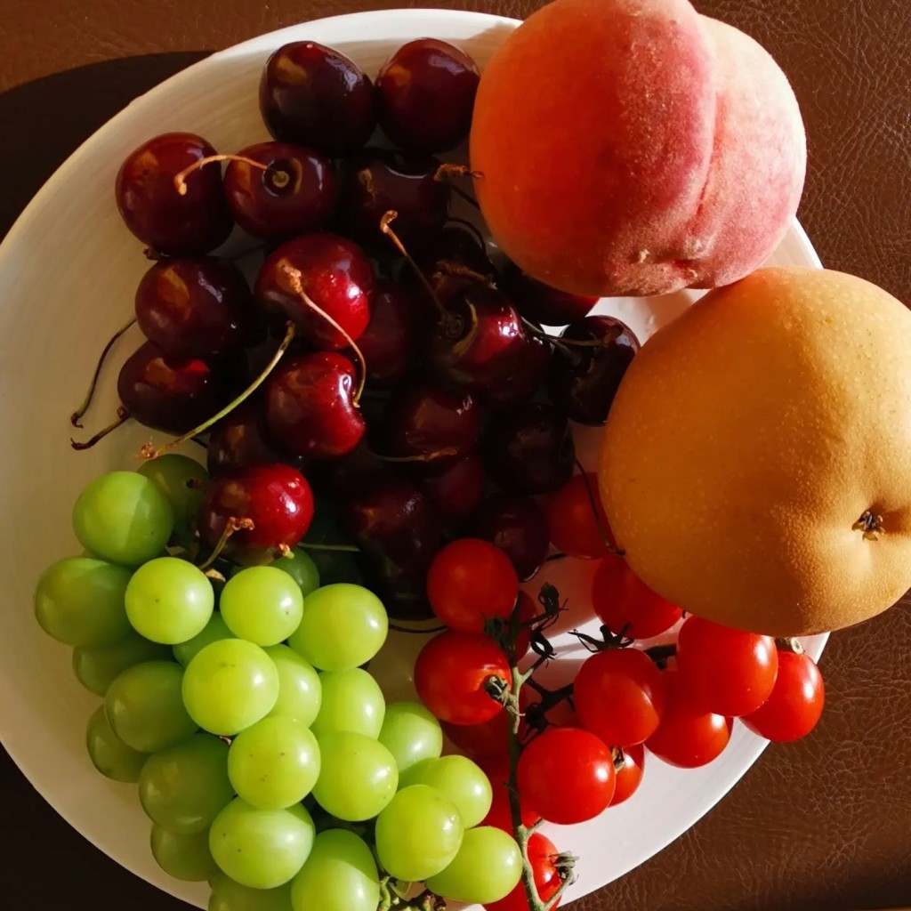 食住生果喺屋企曬太陽。